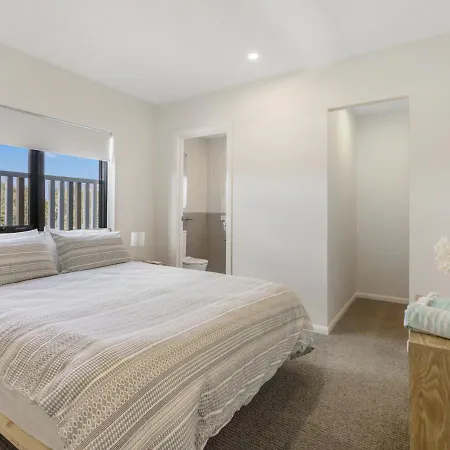 2 Bed Ocean View Apt, Parking, Wifi! 250M To Beach Gold Coast Exterior photo