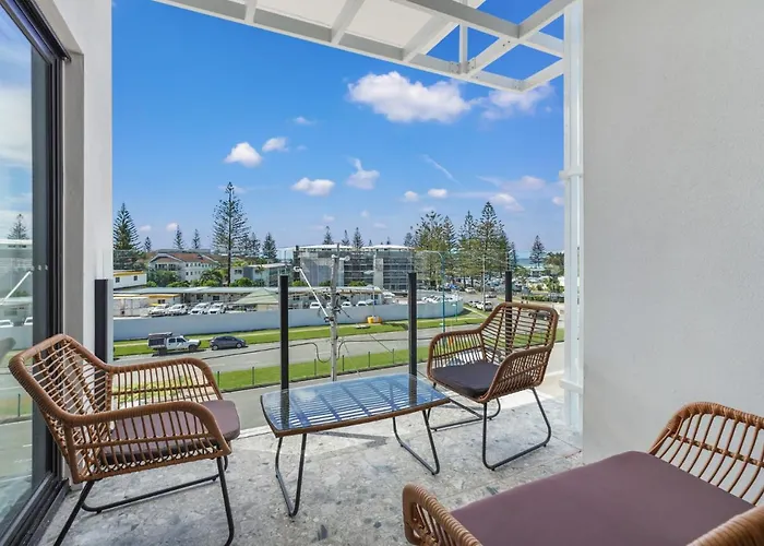 2 Bed Ocean View Apt, Parking, Wifi! 250M To Beach