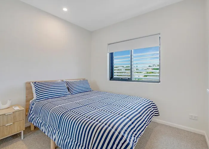 2 Bed Ocean View Apt, Parking, Wifi! 250M To Beach