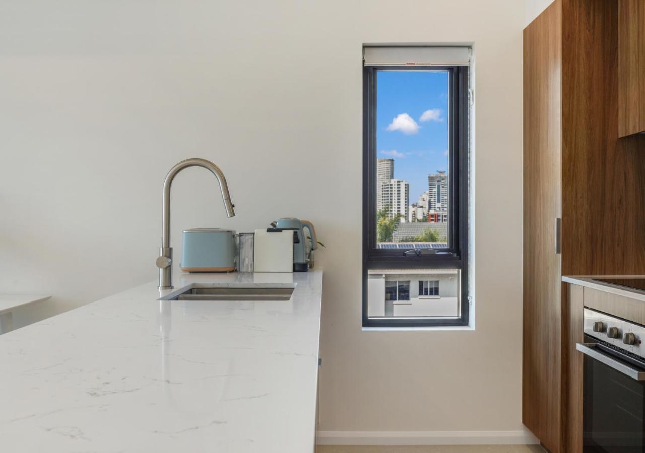 2 Bed Ocean View Apt, Parking, Wifi! 250m To Gold Coast